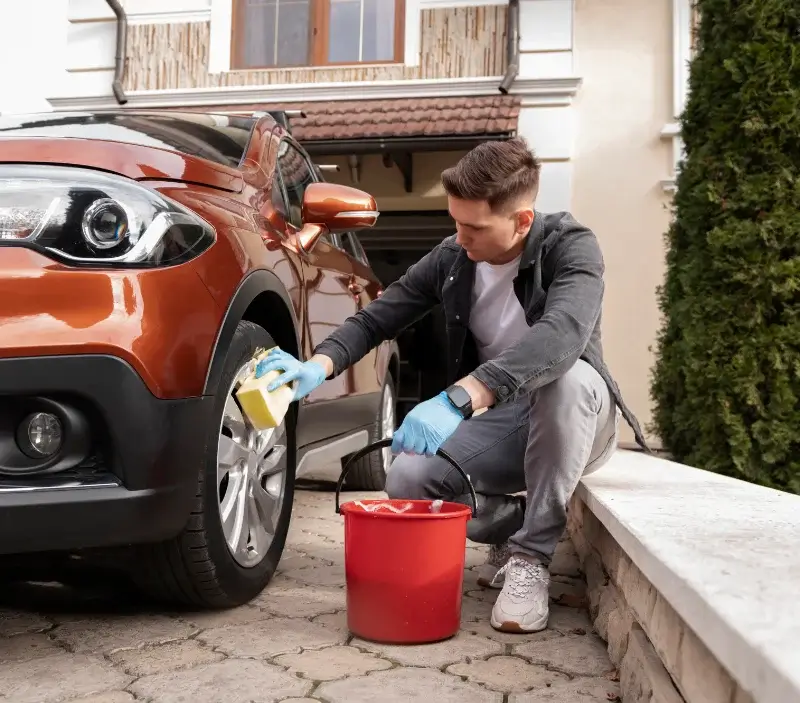 Lavage auto à domicile Saint-Just-d'Avray : professionnel intervenant sur un véhicule